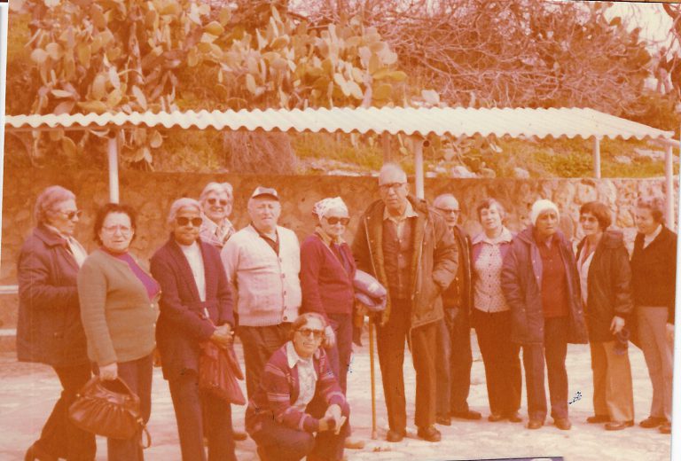1983 - בדרך למטולה ליד קברו של חוני המעגל